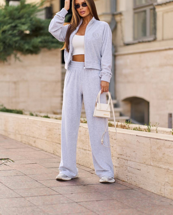 85 Костюм велюровий з вишивкою